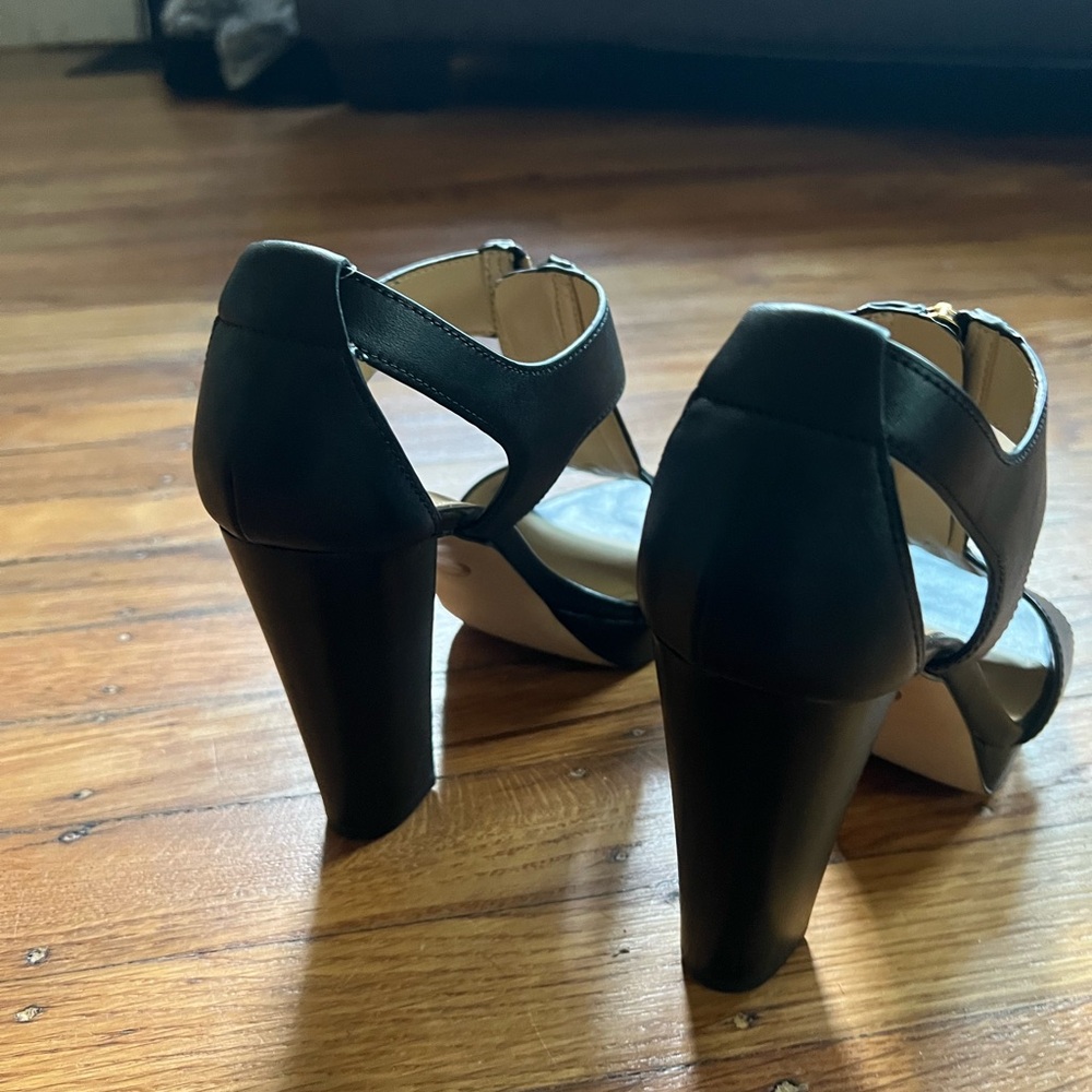 Michael Kors Berkeley Platform Sandal Heel in Black with Gold Zipper - Picture 4 of 5